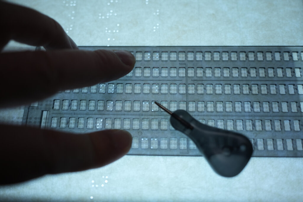 般若心経（点字を打刻中）